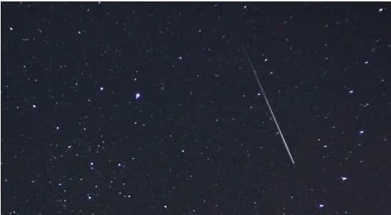 Jak inaczej nazywamy zjawisko spadających gwiazd? Odkryj meteory!