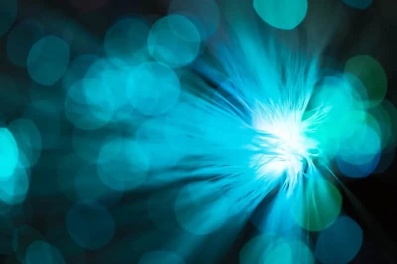 Na czym polega zjawisko odbicia światła? Zaskakujące fakty i przykłady