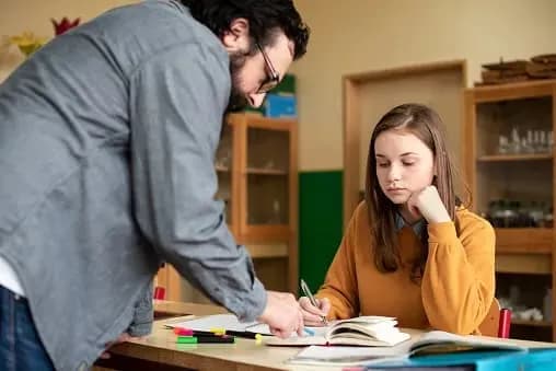 Czy nauczyciel może udzielać korepetycji swojemu uczniowi? Etyka i konsekwencje