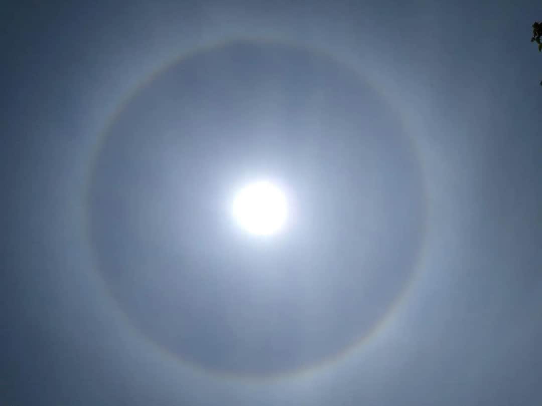 Jak powstaje zjawisko halo? Zaskakujące fakty o refrakcji światła