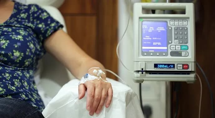 Chemia przy nowotworze: jak działa chemioterapia i czy warto się jej bać?