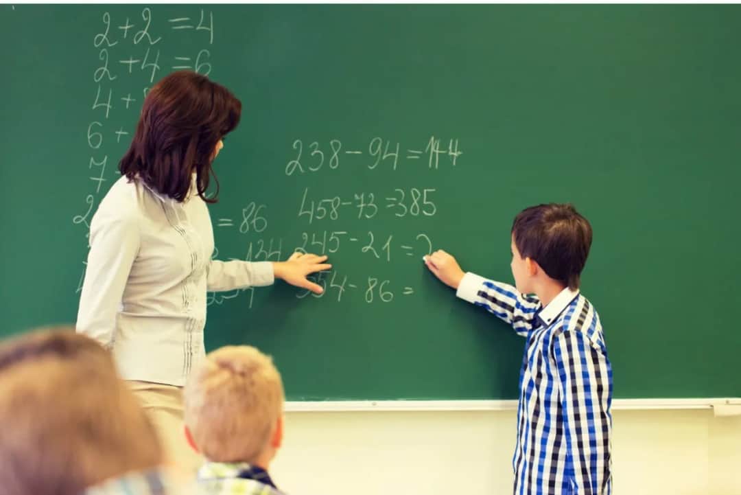 Czy nauczyciel może uczyć swoje dziecko? Poznaj zasady i kontrowersje