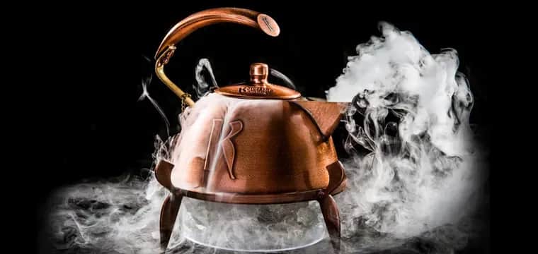 Czym różnią się zjawiska parowania i wrzenia? Kluczowe różnice i przykłady