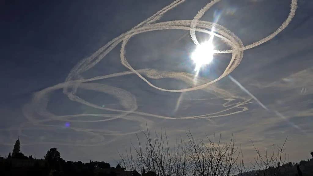 Co to jest zjawisko chemtrails i dlaczego jest uważane za mit?