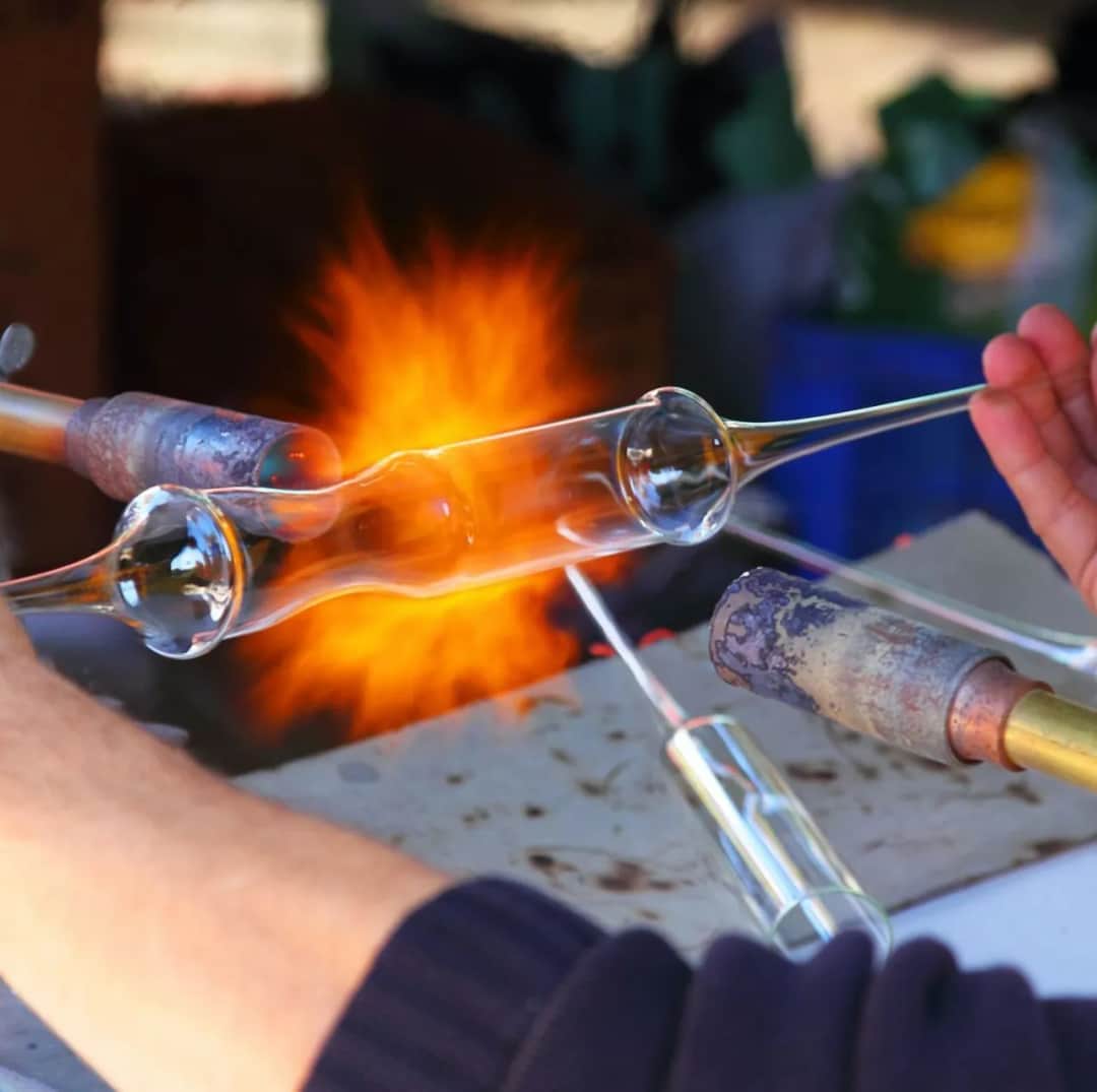 Jak powstaje szkło? Chemiczne tajemnice produkcji i reakcje fizykochemiczne