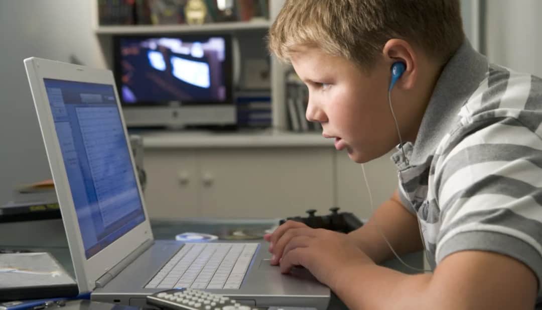 Czy uczniowie dostaną laptopy? Szczegóły programu i terminy dostaw