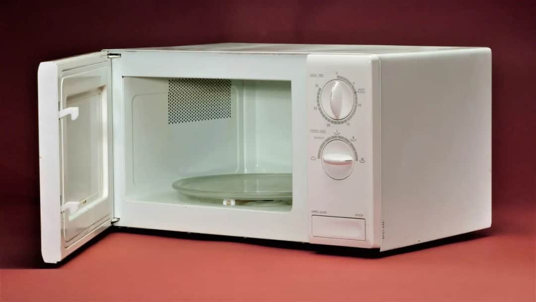 Jak działa kuchenka mikrofalowa - tajemnice fizyki i działania fal